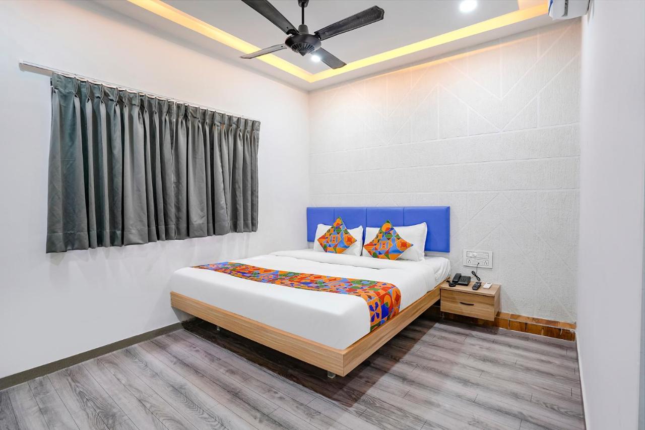 Fabhotel Vrundavan, Athwa Bhatha Extérieur photo