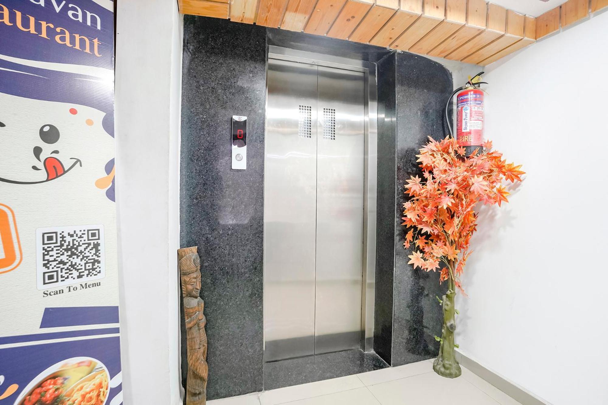 Fabhotel Vrundavan, Athwa Bhatha Extérieur photo